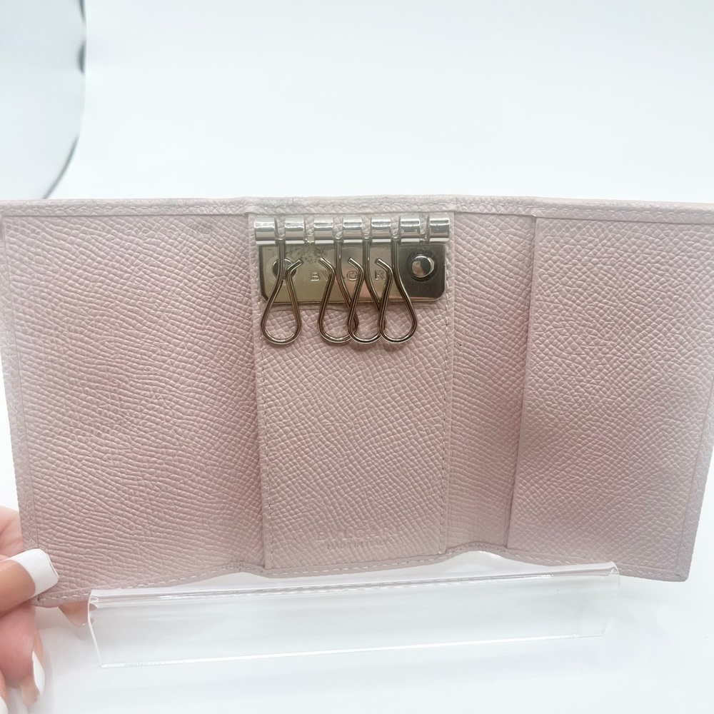 BVLGARI Pink Textured Key Holder w/Silver Logo Hardware - Picture 4 of 7